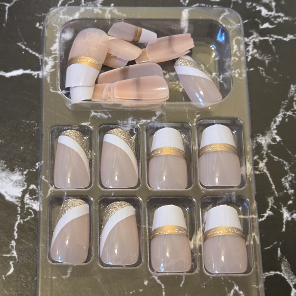 🍒🍒 White & Gold French Tip Press On Nails 24 Pieces - Picture 8 of 8